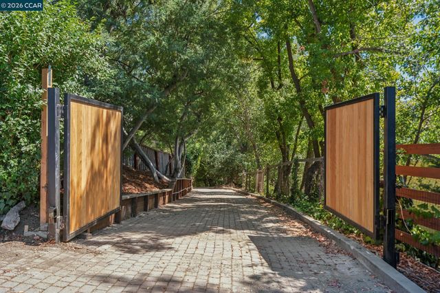 50 Overhill Rd, Orinda, CA 94563