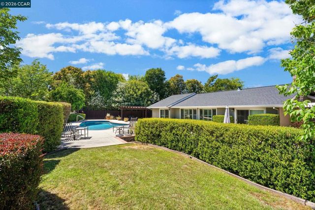 2871 Bowling Green Dr, Walnut Creek, CA 94598