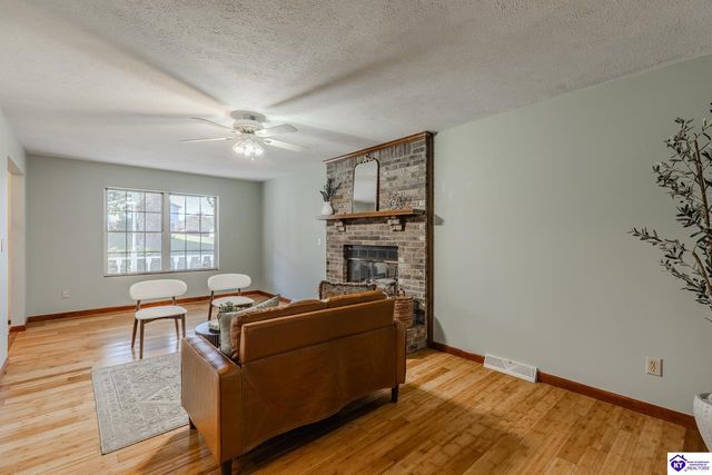 102 Larkspur Drive, Radcliff, KY 40160