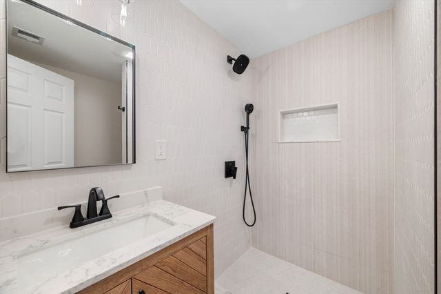 29 Rockway Rd, Peabody, MA 01960
