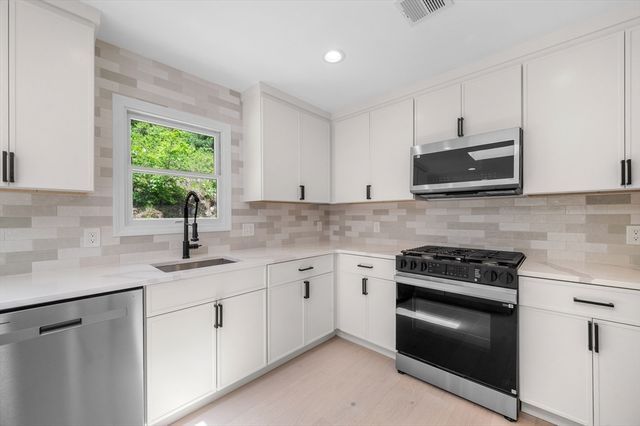 29 Rockway Rd, Peabody, MA 01960