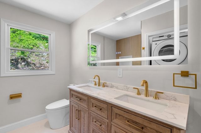 29 Rockway Rd, Peabody, MA 01960