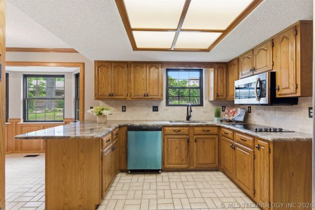6204 E 77th Place, Tulsa, OK 74136