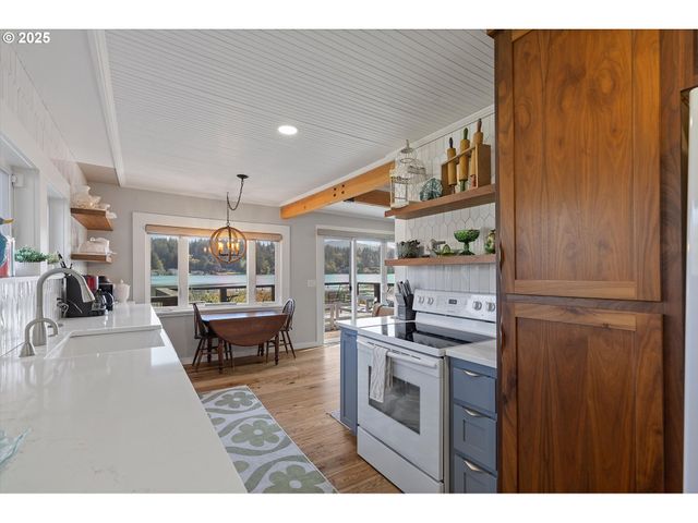 4692 Ne I Ave, Neotsu, OR 97364