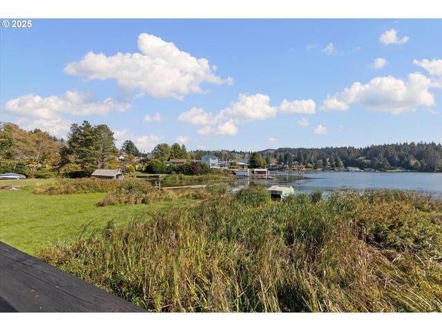 4692 Ne I Ave, Neotsu, OR 97364