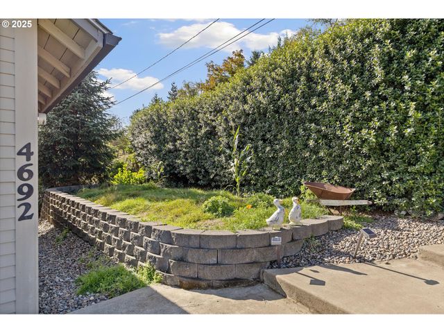 4692 Ne I Ave, Neotsu, OR 97364