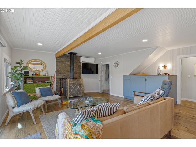 4692 Ne I Ave, Neotsu, OR 97364