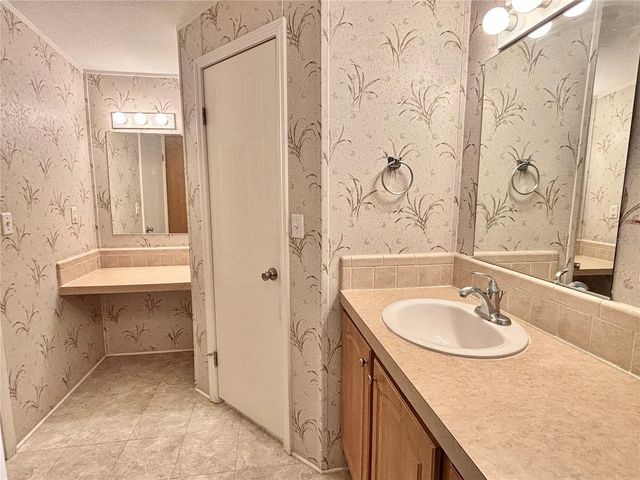 136 AMERICANA COURT NE 230, St Petersburg, FL 33702