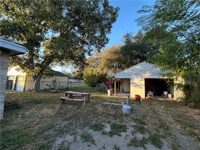 1041 E 5th St, Alice, TX 78332
