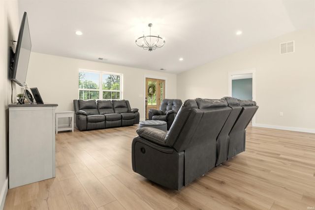 5466 W Schneider Road, Newburgh, IN 47630