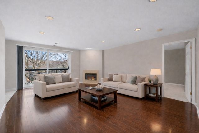 350 E Dundee Road 207B, Buffalo Grove, IL 60089