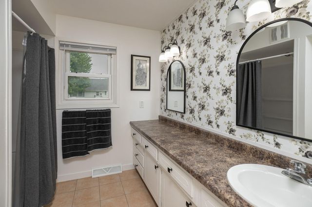 402 7th Street SE, Stewartville, MN 55976