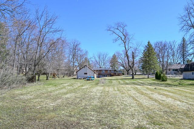 2602 N River STREET, Waterford, WI 53185