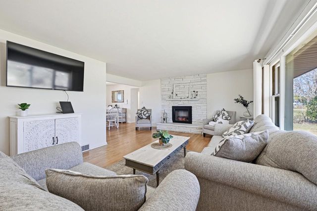 2602 N River STREET, Waterford, WI 53185