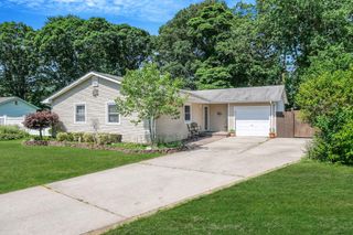 7 Stanley Court, Ronkonkoma, NY 11779