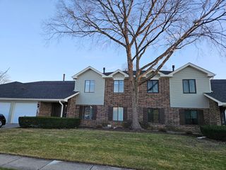 947 CROSS CREEK Drive BB2, Roselle, IL 60172