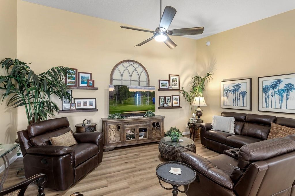 Image 11 of property listing at 11740 ASTILBE DRIVE, Orlando, FL 32827