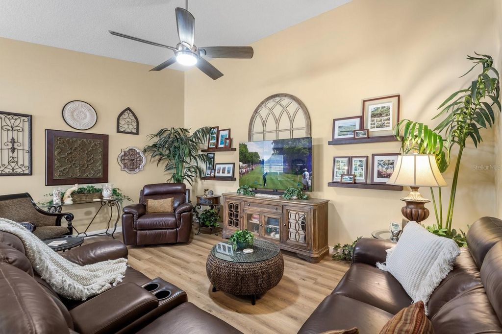 Image 12 of property listing at 11740 ASTILBE DRIVE, Orlando, FL 32827