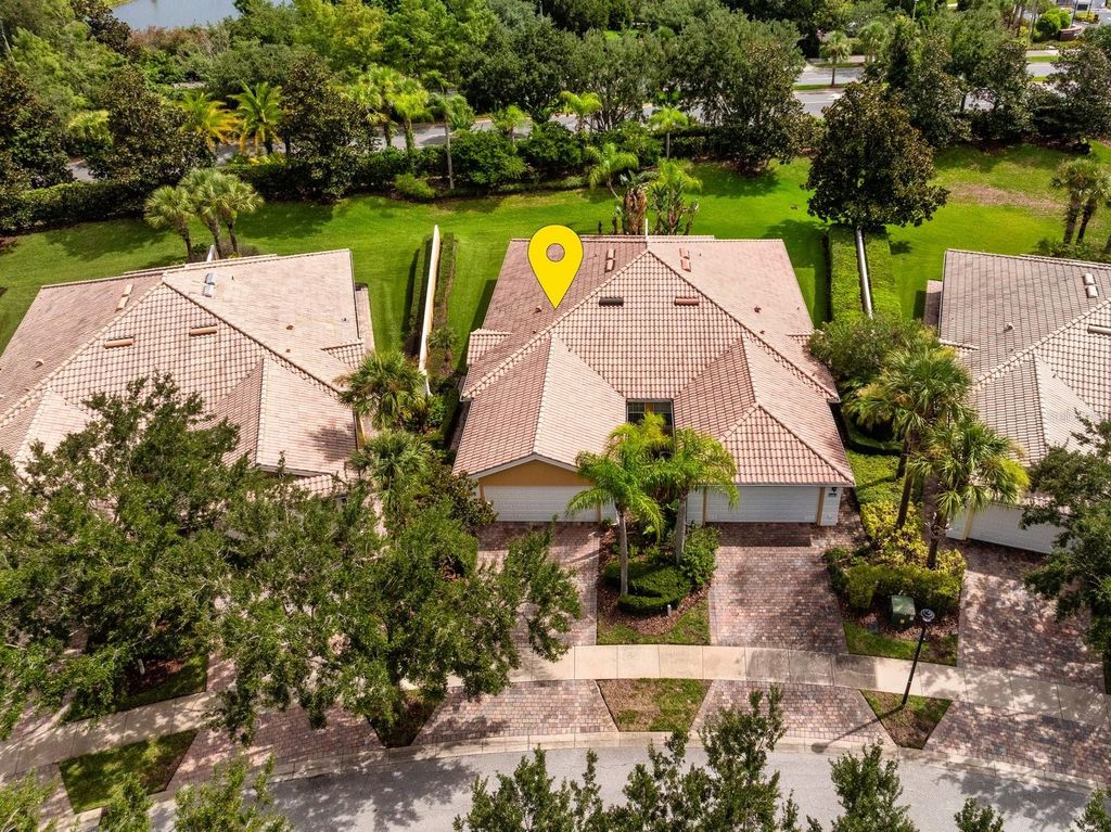 Image 3 of property listing at 11740 ASTILBE DRIVE, Orlando, FL 32827
