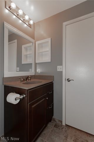 220 Fox Hollow Drive 212, Mayfield Heights, OH 44124