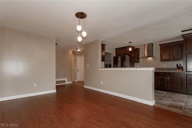 220 Fox Hollow Drive 212, Mayfield Heights, OH 44124