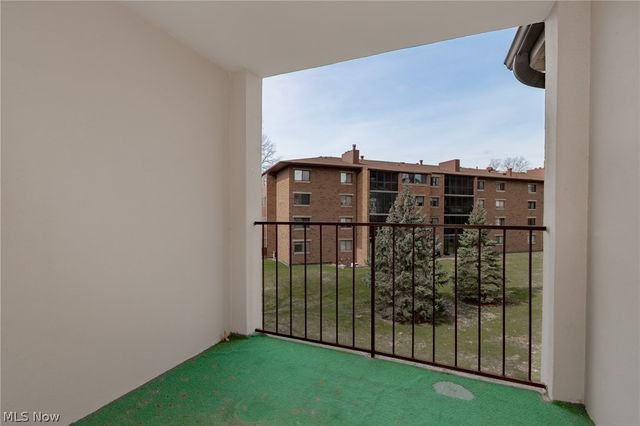 220 Fox Hollow Drive 212, Mayfield Heights, OH 44124