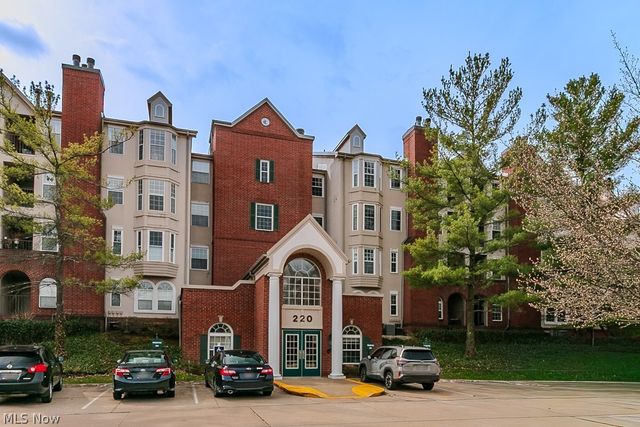 220 Fox Hollow Drive 212, Mayfield Heights, OH 44124