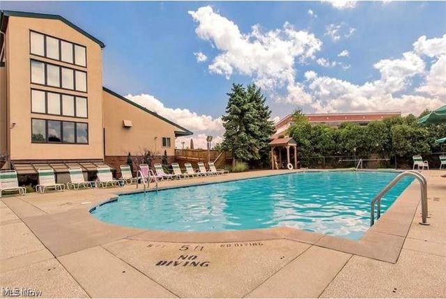 220 Fox Hollow Drive 212, Mayfield Heights, OH 44124