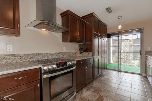 220 Fox Hollow Drive 212, Mayfield Heights, OH 44124