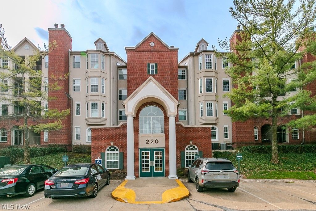 220 Fox Hollow Drive 212, Mayfield Heights, OH 44124