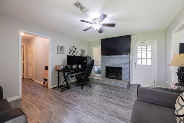 402 S Blackwell Street, Houston, TX 77571