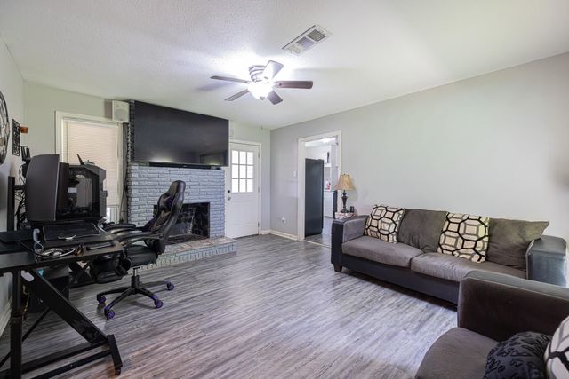 402 S Blackwell Street, Houston, TX 77571