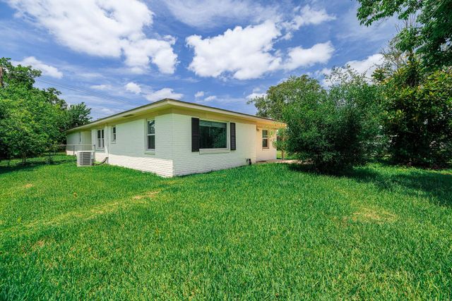 402 S Blackwell Street, Houston, TX 77571