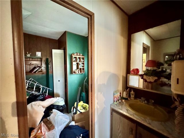 726 Boyd Street NE, Masury, OH 44438