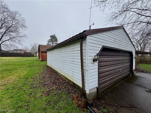 726 Boyd Street NE, Masury, OH 44438