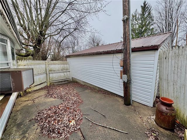 726 Boyd Street NE, Masury, OH 44438