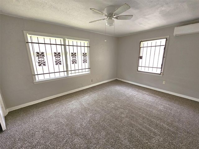 5902 Pershing Street, Houston, TX 77033