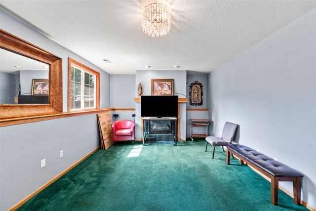 2507 Eagle Point Court, Des Moines, IA 50320