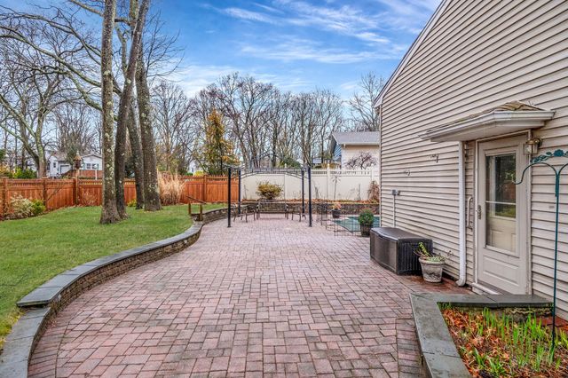 41 Winslow Lane, Smithtown, NY 11787