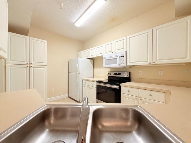 5524 METROWEST BOULEVARD 10-203, Orlando, FL 32811