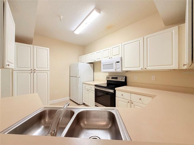 5524 METROWEST BOULEVARD 10-203, Orlando, FL 32811