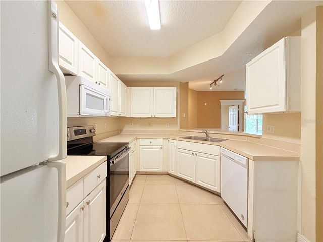 5524 METROWEST BOULEVARD 10-203, Orlando, FL 32811