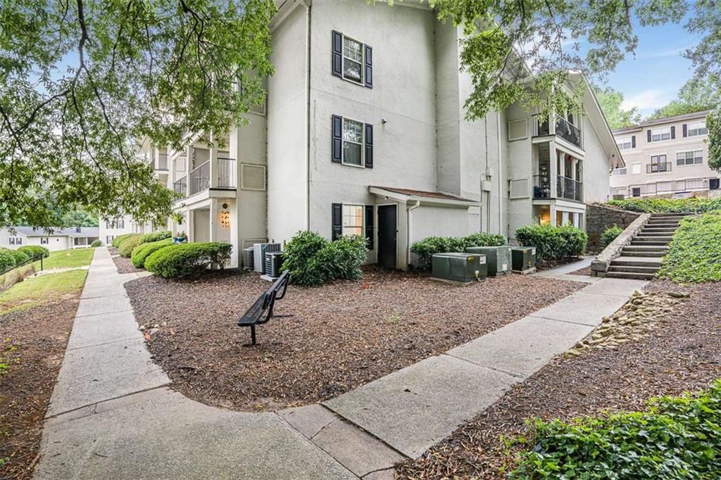 Image 2 of property listing at 1150 Collier Road 25D, Atlanta, GA 30318