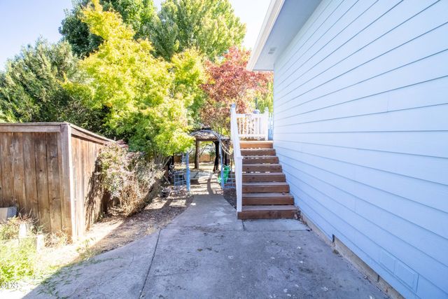 209 NW Stone Fly Court, Grants Pass, OR 97526