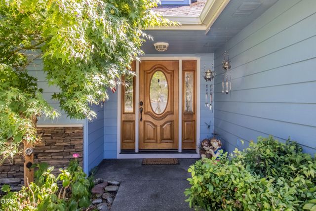 209 NW Stone Fly Court, Grants Pass, OR 97526
