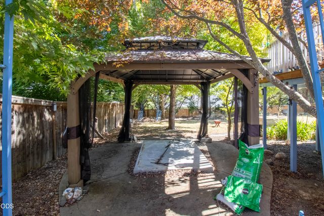 209 NW Stone Fly Court, Grants Pass, OR 97526