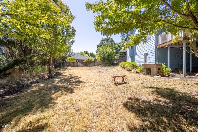 209 NW Stone Fly Court, Grants Pass, OR 97526
