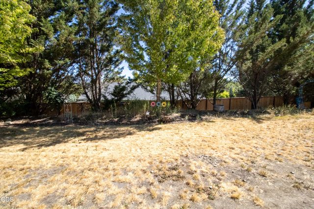 209 NW Stone Fly Court, Grants Pass, OR 97526