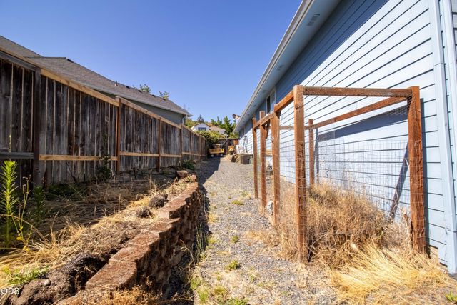 209 NW Stone Fly Court, Grants Pass, OR 97526