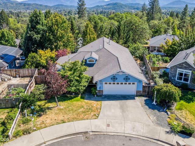 209 NW Stone Fly Court, Grants Pass, OR 97526